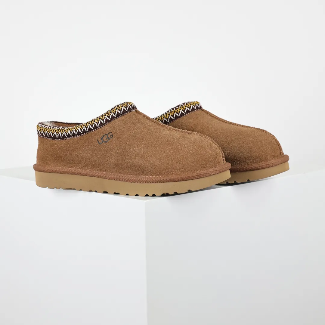 Copy price 💰540 Core recommendation Good price 5cm thick sole, independently developed original outsole, cashmere insole, keeping warm in winter, suitable for home use. In the new year, uug launched a style series, which is partially geared towards the preferences of young consumers. It has also moved to the forefront of fashion trends. Shoe body material, water-repellent coated suede upper, 17 mm UGGPURE™ implanted wool insole, lightweight non-slip and comfortable rubber outsole, with brand LOGO and trademark, with full package Size: 35 36 37 38 39 40 41 42 43 44 45